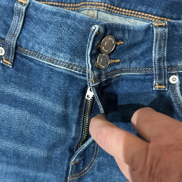 Nwt Hudson Mid rise Baby bell Blue Jeans. Size 29